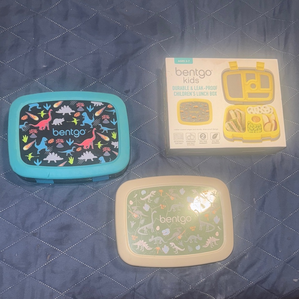 Bentgo Kids Dinosaur Lunch Box - Blue and Cream